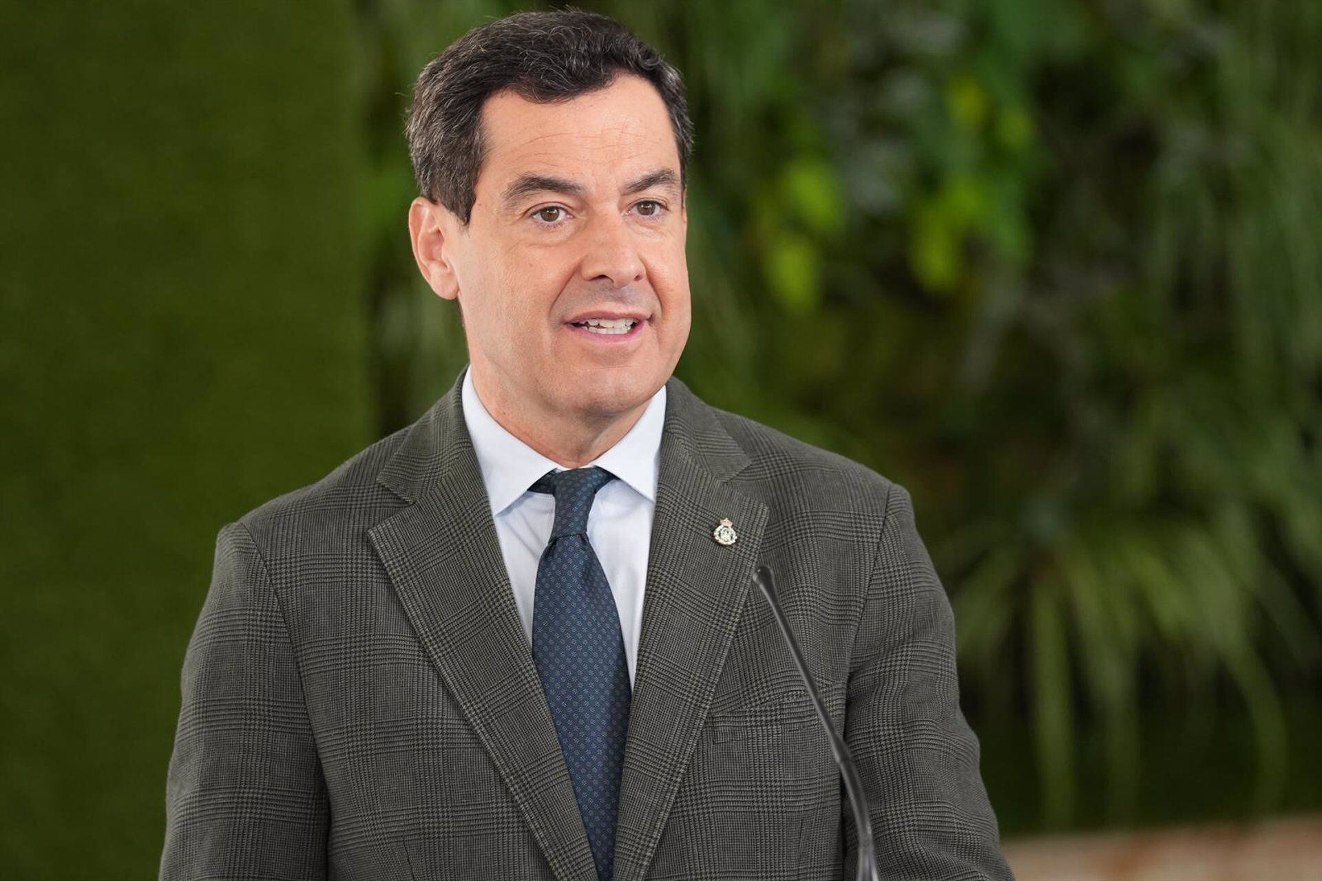 Juanma Moreno subraya que “el problema de Sánchez no se puede convertir en un problema de España”