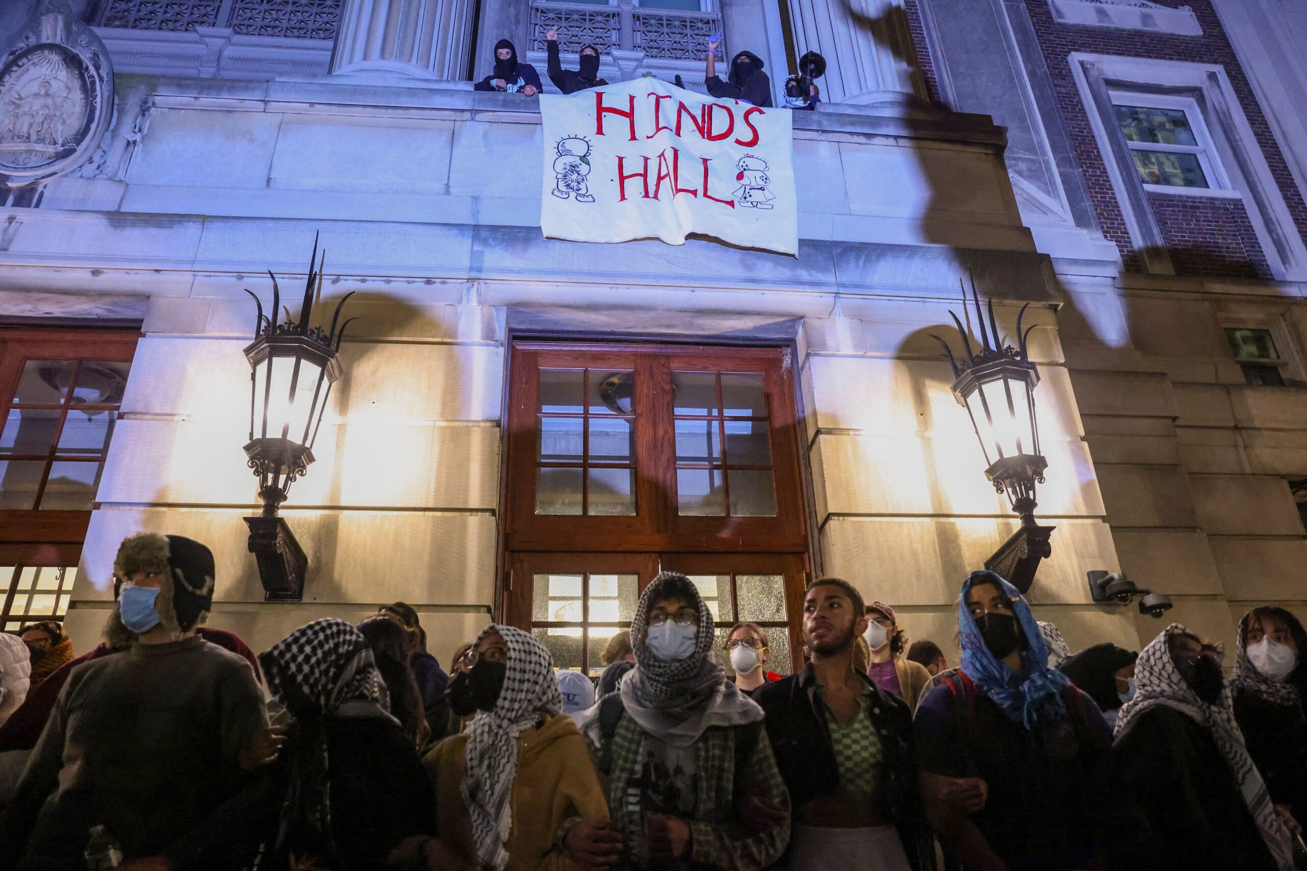 Estudiantes ocuparon un emblemático edificio de la Universidad de Columbia en medio de las protestas contra la guerra en Gaza