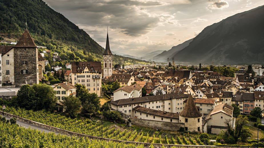 El bonito pueblo medieval que es el más antiguo de Suiza: se enclava en el corazón de los Alpes y tiene más de 5.000 años
