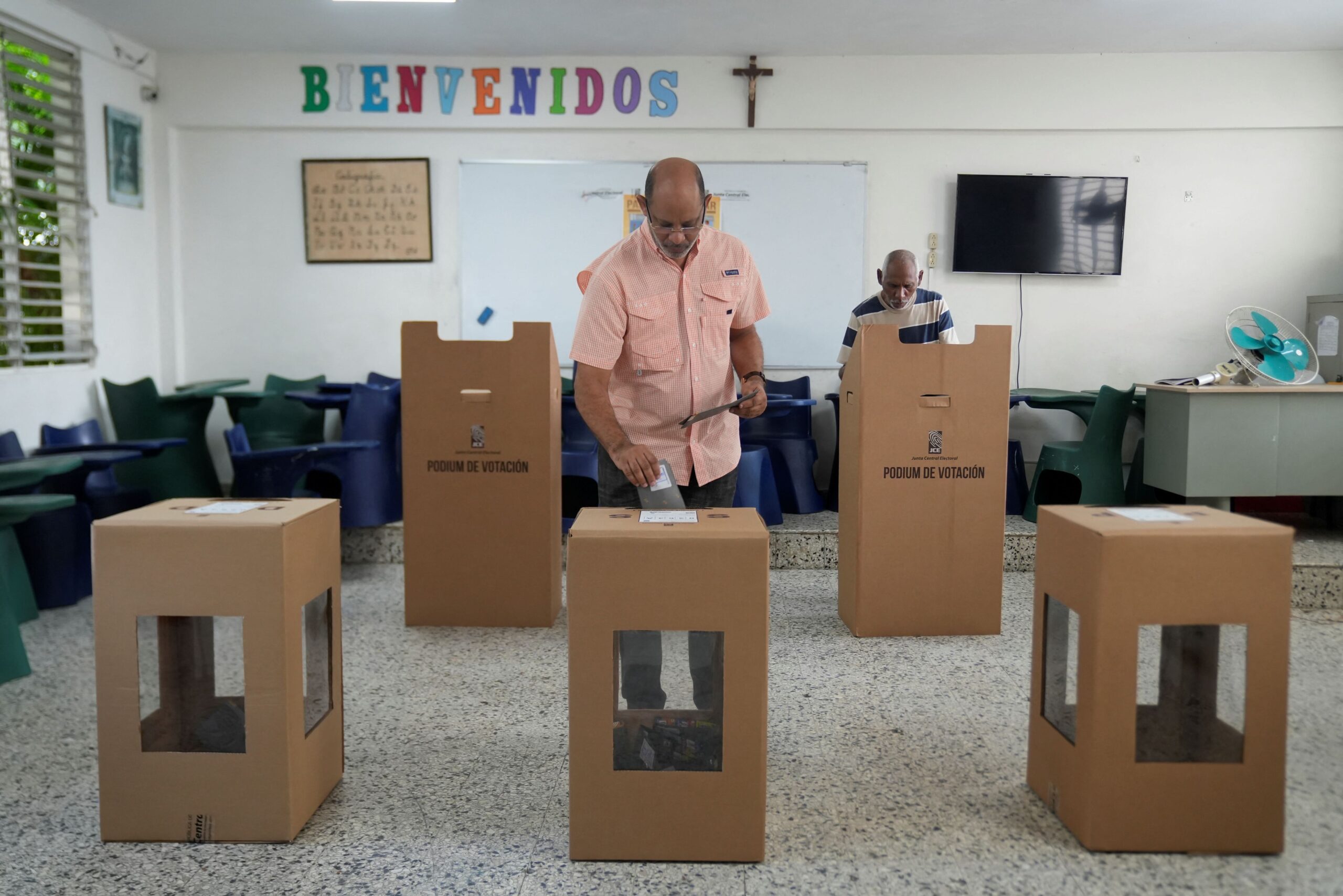 Cierran las urnas en República Dominicana con Abinader como claro favorito para la reelección