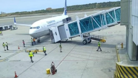 Venezuela: cae pasarela de acceso a avión reinaugurada hace unos días