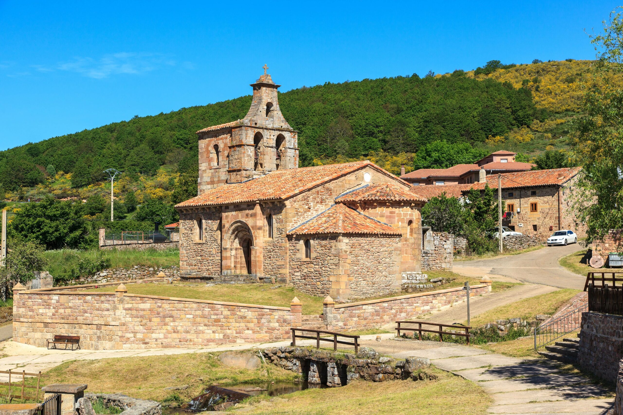Este es el pueblo más pequeño de Castilla y León: está en mitad de la naturaleza y por él pasa una de las rutas históricas de España