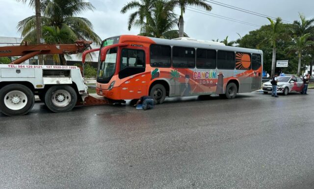 Cancún: conductores de autobuses transitan sobre aceras y ciclovías