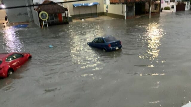 Golpe a Cancún: intensas lluvias dejan intransitables las avenidas