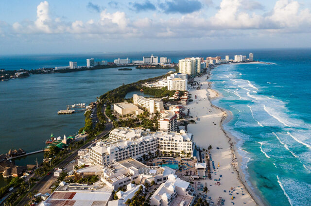 Cancún: mujer extranjera intenta arrojar a su bebé por balcón hotel