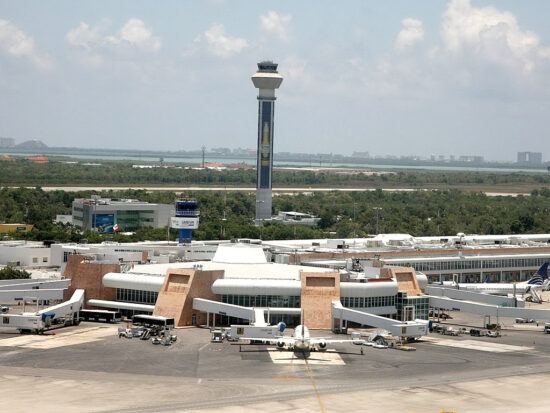 Cancún: detienen a dos taxistas por extorsión a otro conductor en el aeropuerto