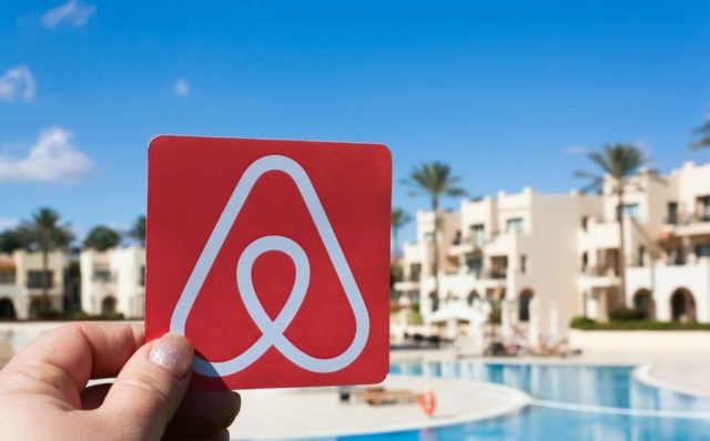 Airbnb se hunde por freno en USA de reservas y por viajes más cortos