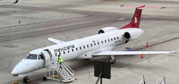 Mexicana recibe primer Embraer que usará en rutas internacionales