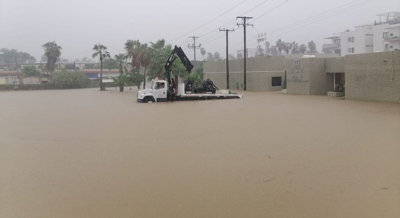 Tormenta ‘Ileana’ azota Los Cabos con inundaciones y vuelos alterados