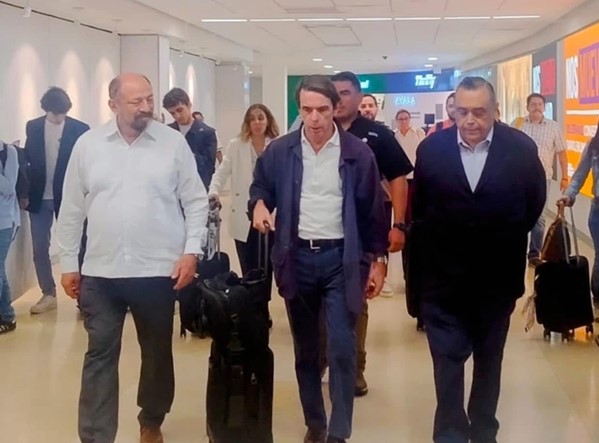 Mérida recibe a ex presidente Aznar para la boda de su hijo