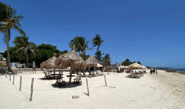 Playa del Carmen: restaurante se adueña de parte de playa pública
