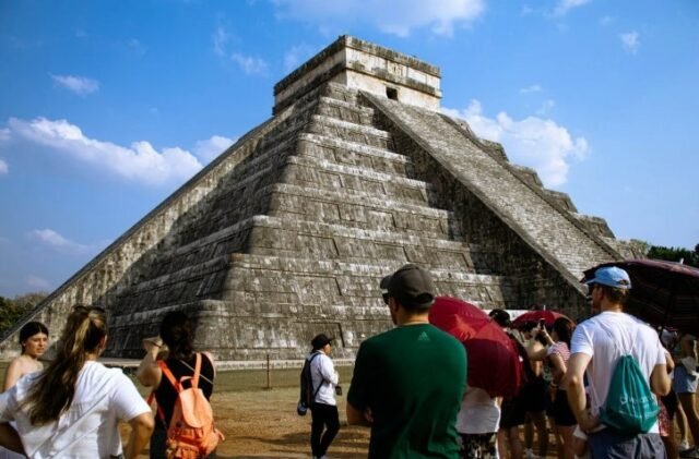 Chichén Itzá: detienen a turista por subir la pirámide de Kukulcán