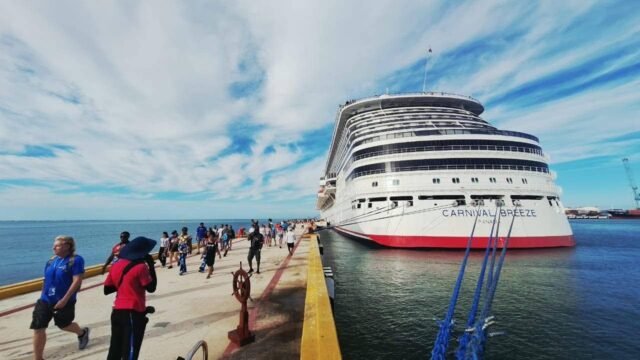 Puerto Progreso desbordada con casi 5 mil pasajeros de Carnival Breeze