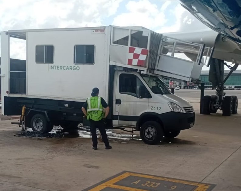 Varias personas caen 6 metros de un avión de Aerolíneas Argentinas