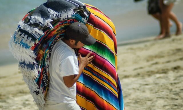 Cancún: detallan leves multas para vendedores ambulante en playas