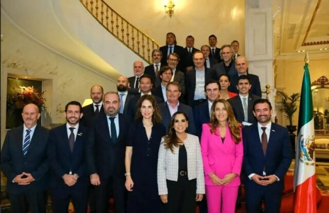 Fitur: Lezama posa con los dueños hoteleros de QRoo y abordan retos