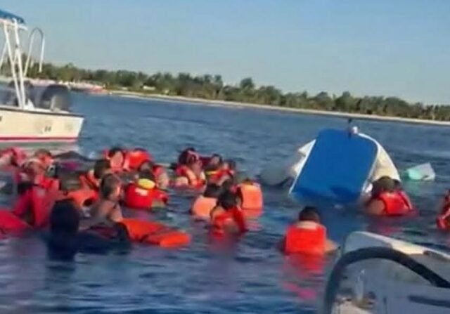 Foto – Cozumel: se voltea lancha con 30 turistas por ir muy rápida