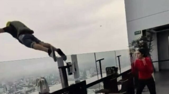 Guadalajara: cierran terraza de hotel más alto por un paracaidista