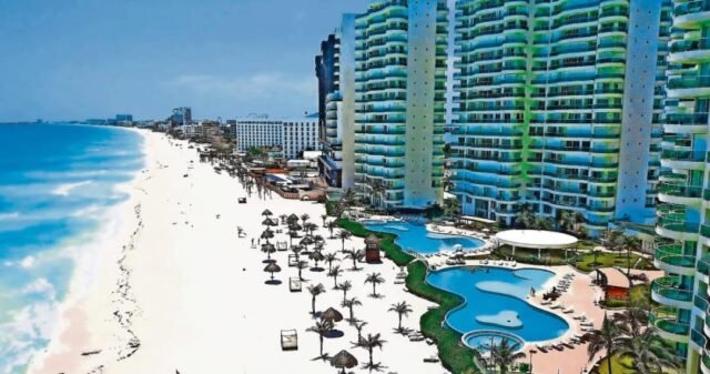 Tianguis en Acapulco con pocas camas vacías al poco de iniciar