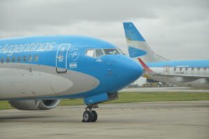 Aerolíneas Argentinas sube sueldos para evitar paros en el Mundial