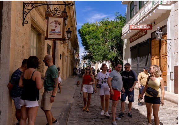 Cuba: guías turísticos van al poco trabajo en bicicleta a falta de fuel