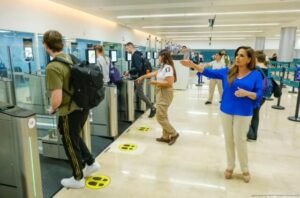Cancún: Lezama posa frente a puertas biométricas en aeropuerto