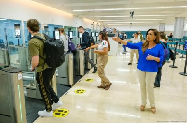 Cancún: Lezama posa frente a puertas biométricas en aeropuerto
