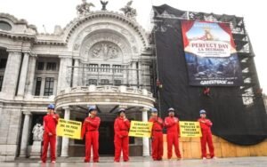 Greenpeace ataca en CDMX a Royal Caribbean por plan en QRoo