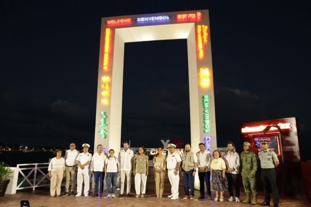 Lezama inaugura en Chetumal un ostentoso arco luminoso