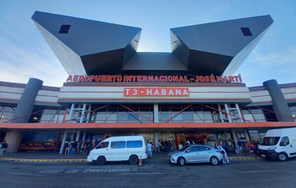 Cuba: aerolíneas canadienses anulan cualquier fecha para volver