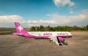 Volaris por sus 20 años pinta de rosa su último avión de 239 sillas