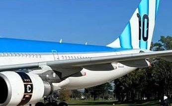 El avión de AR vinilado con el dorsal de Messi aterrizó en Madrid