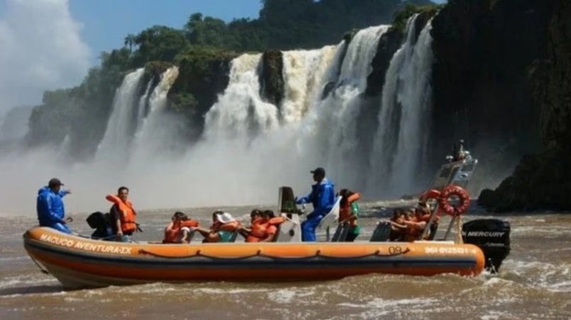 Tragedia y crecida histórica golpean a las Cataratas