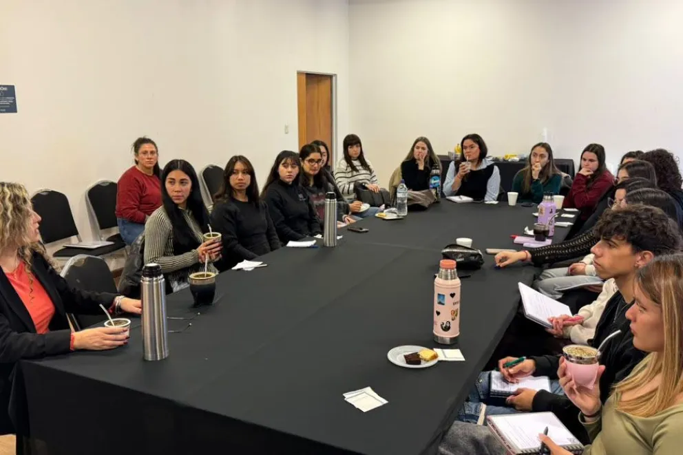 Estudiantes de UFLO se preparan para acompañar a becarios del programa Gregorio Álvarez