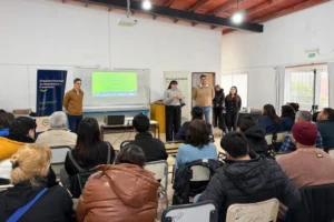 Capacitaron a trabajadores municipales y personal policial para fortalecer la comunicación y el trabajo en equipo