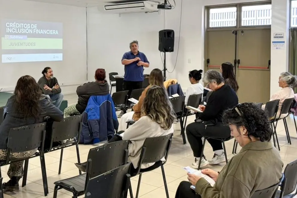 Inscriben a capacitación con eje en atención al cliente para jóvenes emprendedores