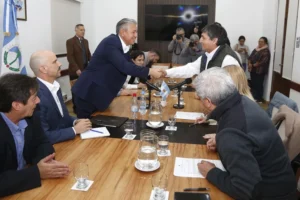 Figueroa firmó el acta con ATE y UPCN: “Es por lejos el mejor acuerdo salarial del país”