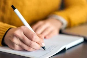 Realizan taller para fortalecer la escritura en las artes visuales