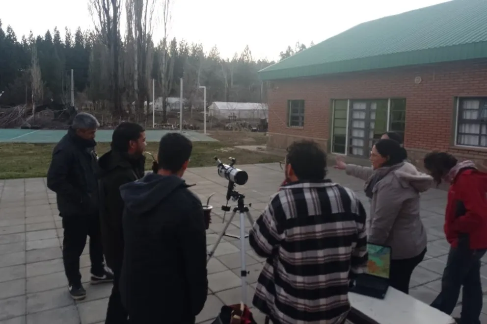 Con talleres de astronomía en plazas, el norte neuquino estudia el cielo
