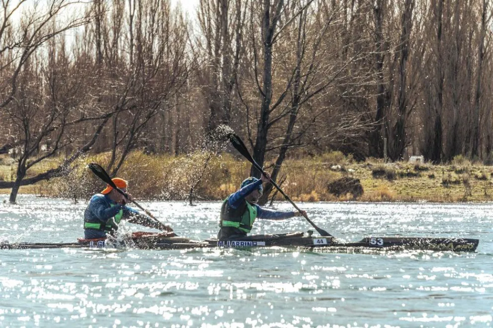 La Regata Frío Extremo celebra su décima edición en las aguas del río Limay
