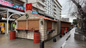 Comenzó el armado de la Feria de las Colectividades sobre calle Mitre