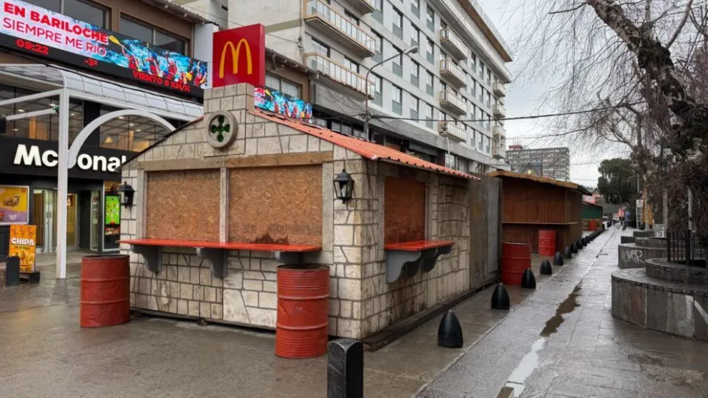 Comenzó el armado de la Feria de las Colectividades sobre calle Mitre
