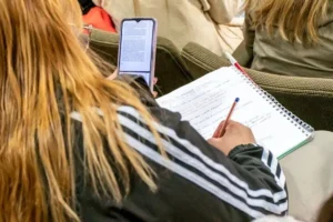 Cerca de 9 mil docentes neuquinos se capacitaron en IA y tecnología