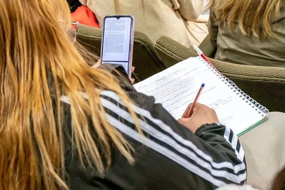 Cerca de 9 mil docentes neuquinos se capacitaron en IA y tecnología