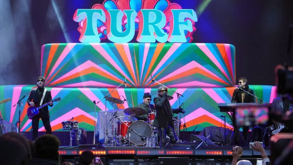 Turf hizo vibrar el Centro Cívico con sus clásicos en la Fiesta de la Nieve