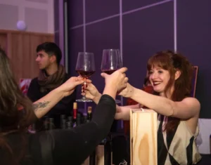 La ciudad de Neuquén celebra con vinos, gastronomía y experiencias