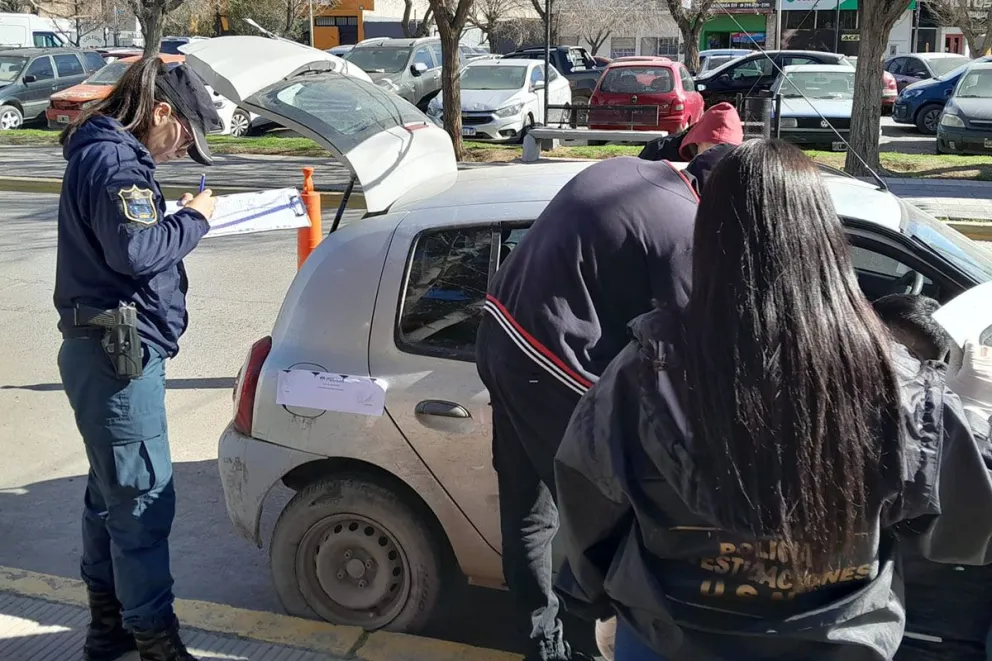 Andaban sin patente trasera y cayeron con droga