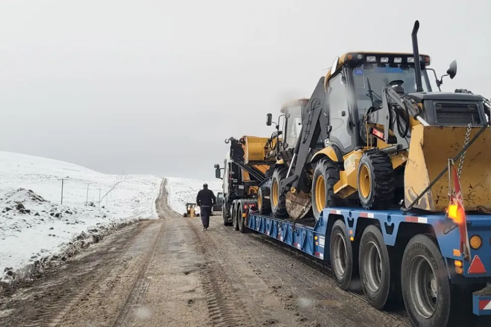 Operarios del EPEN trabajan para reponer el servicio tras el temporal de nieve
