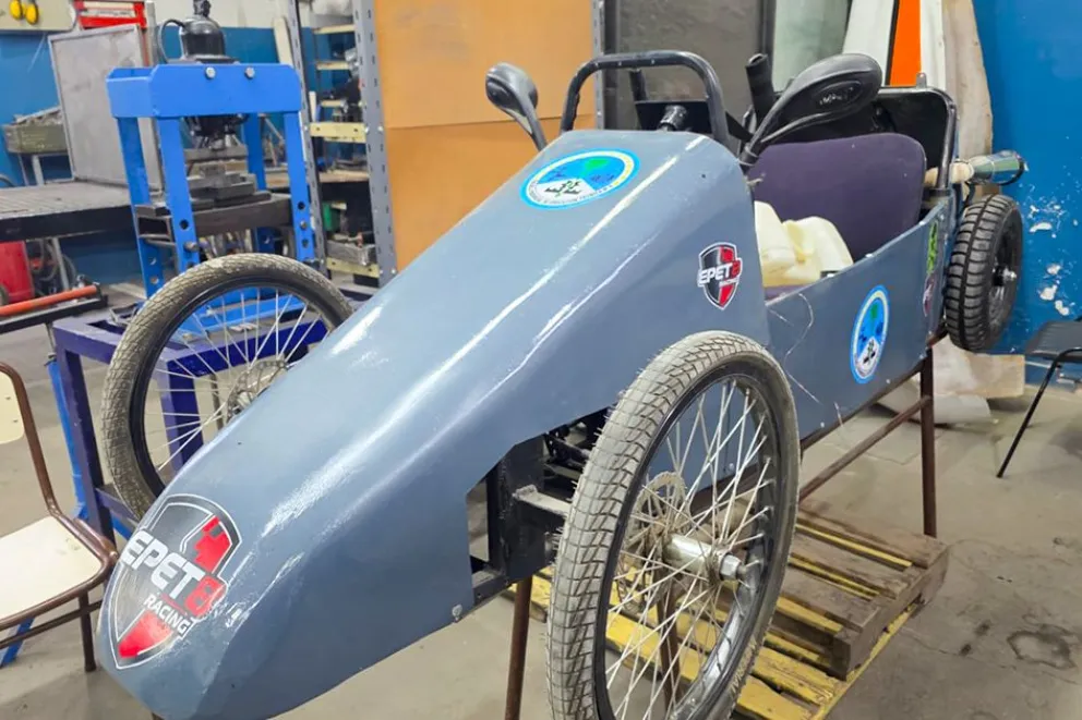 Los equipos calientan motores en el armado de chasis y carrocería de sus autos ecológicos