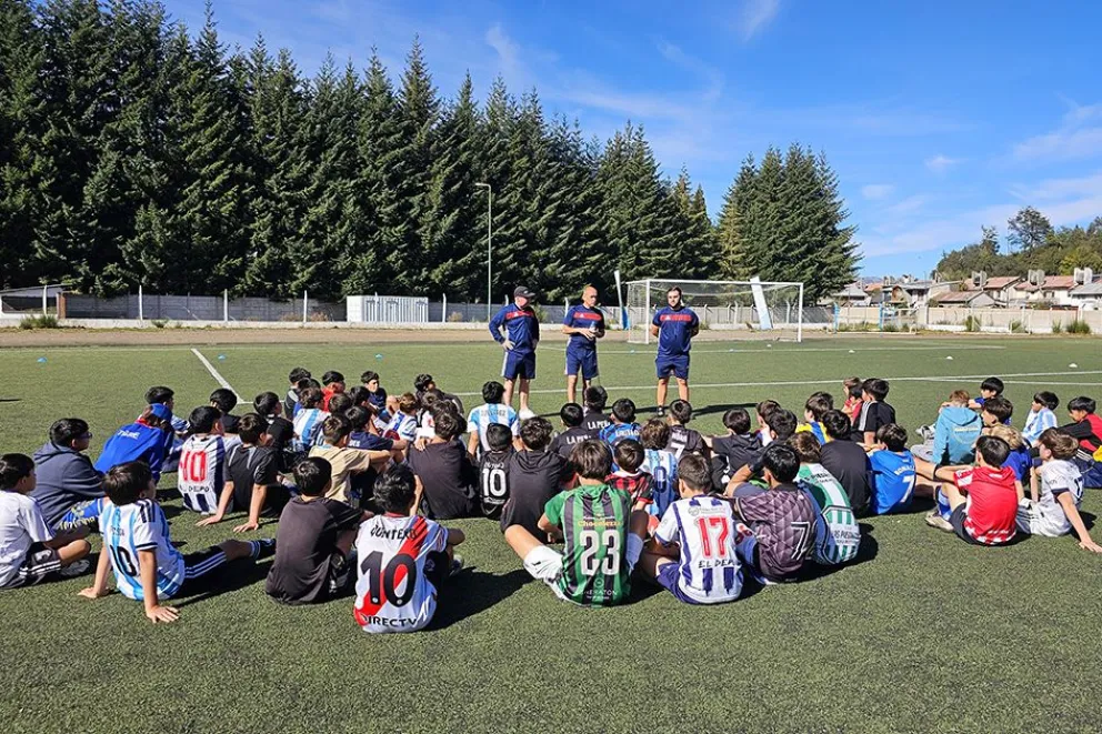 Mac Allister dictará clínicas de fútbol mixto en Añelo y Picún Leufú